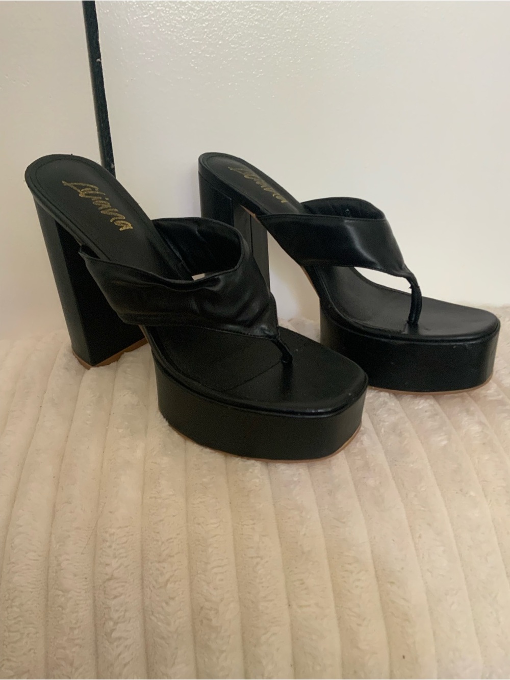Platform Thong Heeled Sandals in Black